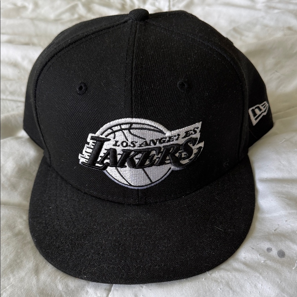 New Era Black Los Angeles Lakers Embroidered Snapback Hat